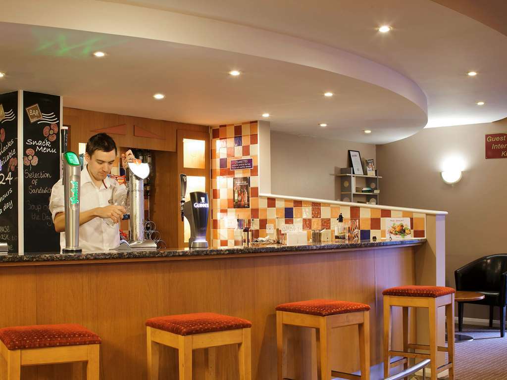 Готель Ibis Cardiff Gate - International Business Park Ресторан фото